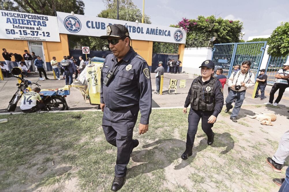 Elementos de Seguridad Pública de la Ciudad de México estuvieron atentos ante cualquier alboroto que pudiera surgir frente al Nido americanista (ALEJANDRO ACOSTA. EL UNIVERSAL)