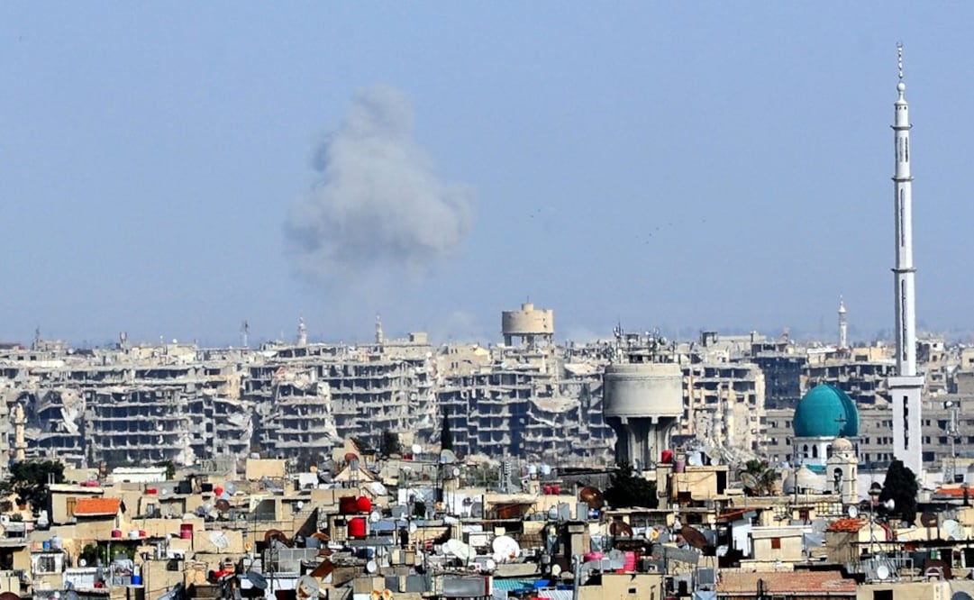 Una columna de humo se eleva desde la región controlada por rebeldes del Guta Oriental, en el este de Damasco, capital de Siria (Foto: Xinhua)