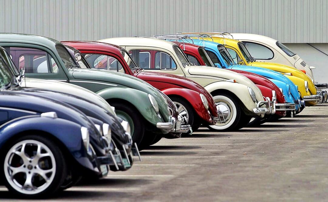 El primero de agosto del 2003 se exhibieron 140 vochos en la fábrica VW de Puebla para honrar al último sedán. En su pequeño museo automotriz hay unidades antiguas y recientes, como el primer escarabajo que llegó a México en 1954 o el vochito número 21 millones. Foto: Rafael Durán/AFP.