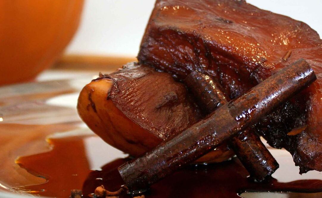 La calabaza en tacha, conocida así porque el recipiente que se usaba antiguamente para evaporar el jugo de caña y obtener el azúcar se le llamaba "tacha". Foto: Sitio web de la Secretaría de Agricultura y Desarrollo Rural/ Especial.