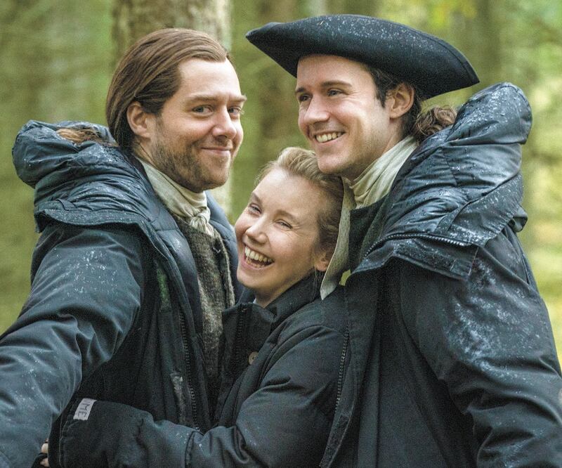 Richard Rankin, Lauren Lyle y César Domboy. Fotos: FOX