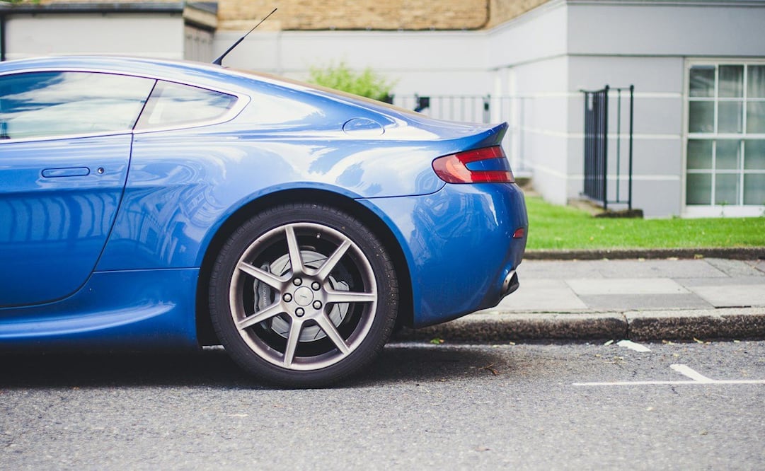 Estacionar auto en la banqueta. Foto: Unsplash