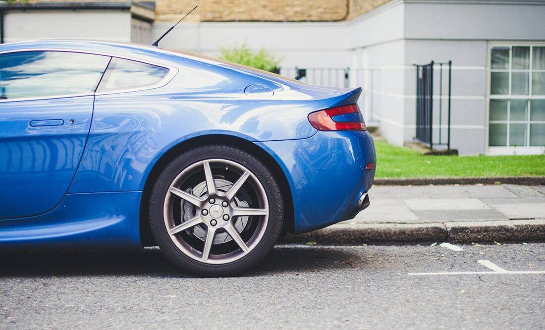 Ten cuidado al estacionar un auto en la banqueta. Foto: Unsplash