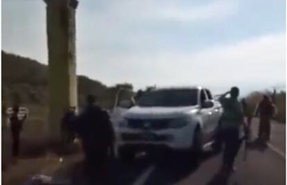 Viagras exhiben armas durante su entrada a El Aguaje, Michoacán