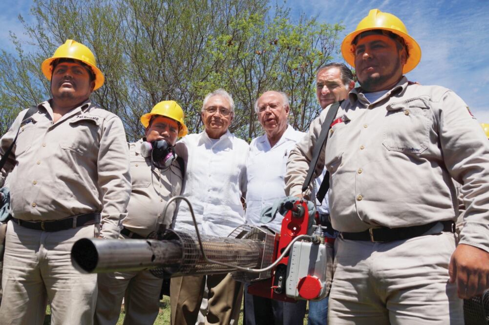 El titular de Salud, José Narro, y el gobernador Gabino Cué encabezaron la Primera Jornada Nacional de Lucha contra el zika, dengue y chikungunya, con el fin de minimizar los riesgos de transmisión (EDWIN HERNÁNDEZ. EL UNIVERSAL)