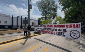 Trabajadores de la Fiscalía de Tabasco realizan bloqueos tras baja de 15 elementos; el caso será revisado, dicen autoridades