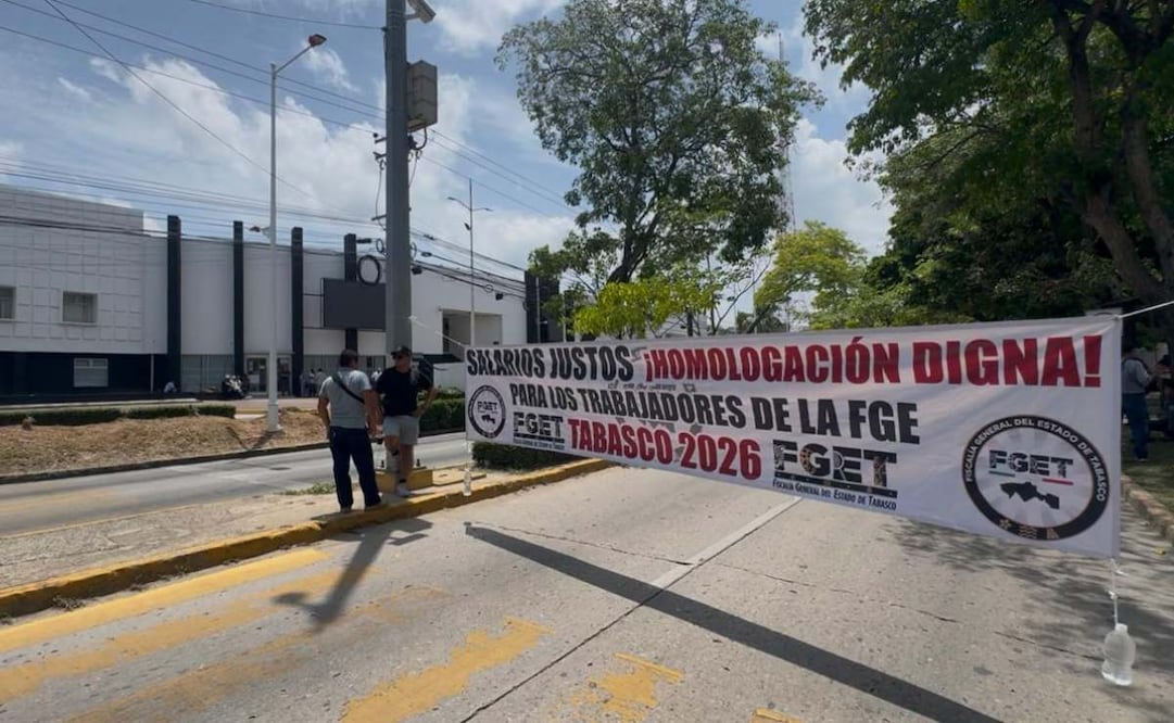 Trabajadores de la Fiscalía bloquean avenida en Tabasco; revisarán bajas por control y confianza.
Foto: Especial.