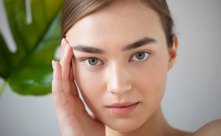 El aceite que ayuda a tener las cejas más pobladas