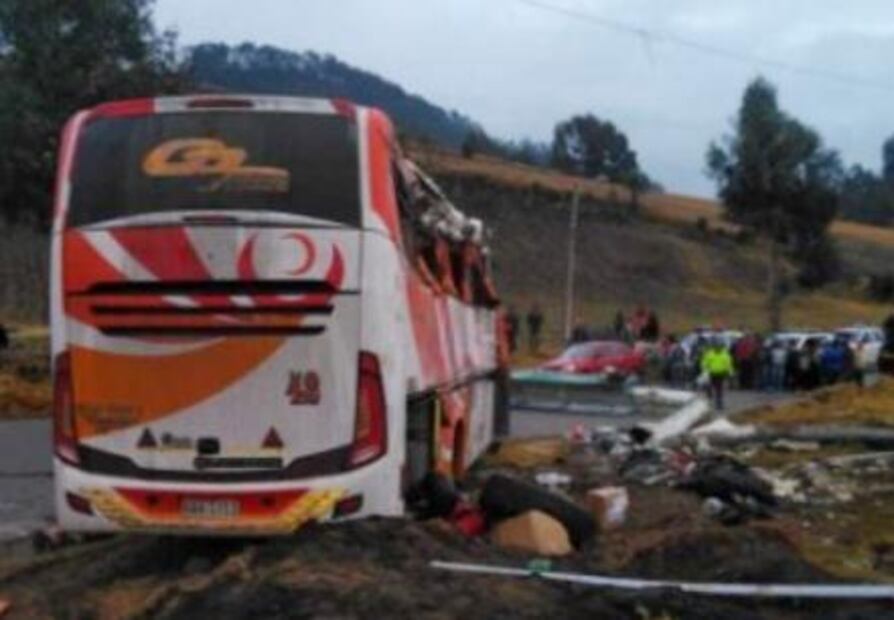 Accidente en Ecuador deja 5 muertos y 23 heridos