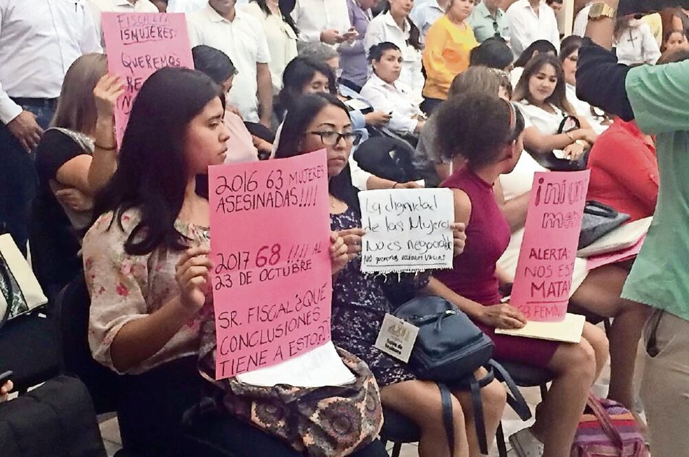 Durante la comparecencia del fiscal Juan José Ríos, activistas mostraron pancartas y exigieron justicia para las familias de las mujeres asesinadas (JAVIER CABRERA. EL UNIVERSAL)