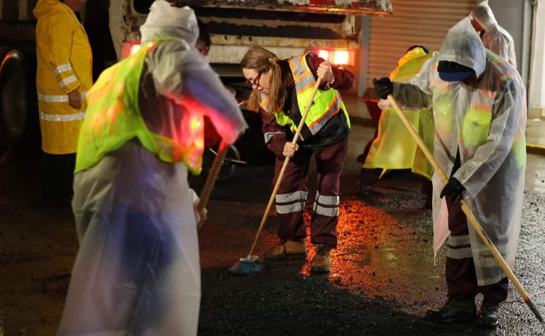 Con el bacheo nocturno, con 22 cuadrillas se aplican, aproximadamente, 500 toneladas diarias. | Foto: Especial.
