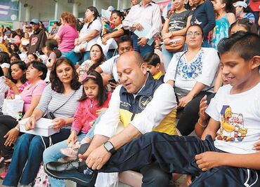 En V. Carranza reparten 16 mil pares de zapatos