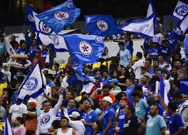 Ni sumando todas las asistencias de Cruz Azul se podría llenar el Estadio Azteca