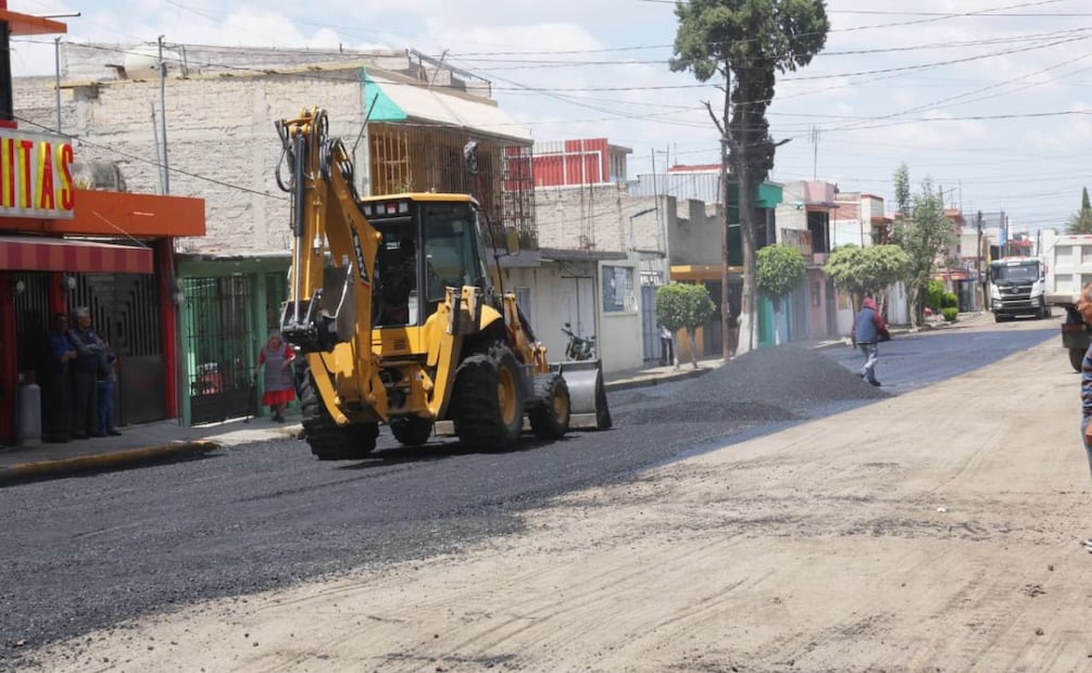 La obra se realiza con el tren de pavimentación que donó a Ecatepec la presidenta, Claudia Sheinbaum Pardo. | Foto: Especial.