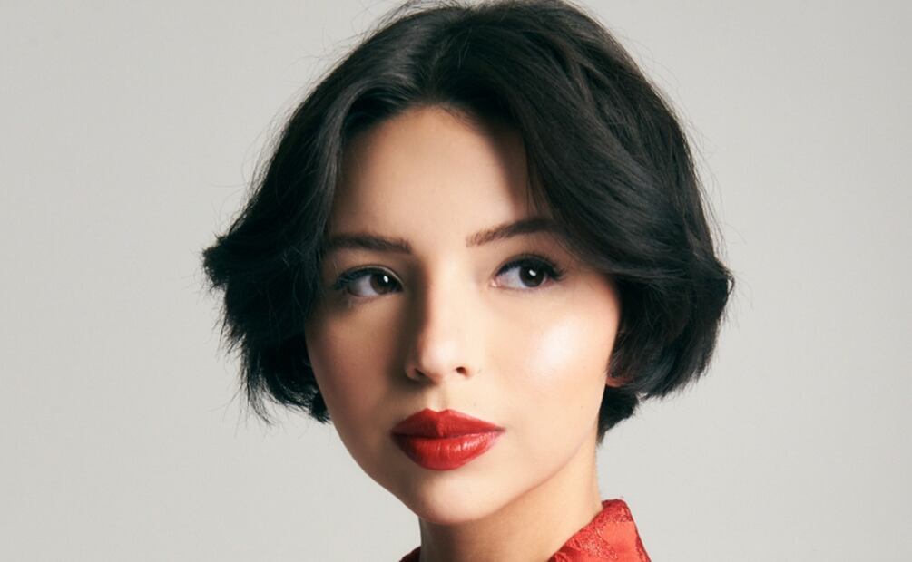 Ángela Aguilar comparte mensaje de amor, pero recibe críticas en redes sociales.