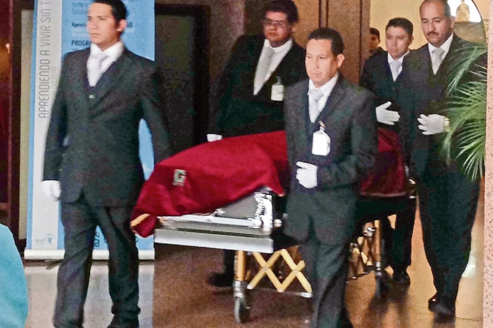 Fue despedida entre lágrimas, aplausos y hasta sonrisas (GEORGINA ROBLEDO. CLÍNICA DE PERIODISMO)