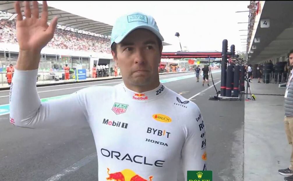 Checo Pérez no pudo ocultar su tristeza luego de quedar eliminado en la Q1 del GP de México. Foto: Especial