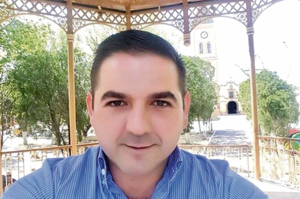 Respaldo. Roberto González Hinojosa llegó en un vehículo adonde estaban los agentes, se identificó y recibió el apoyo de corporaciones de Nuevo León. Foto: ESPECIAL