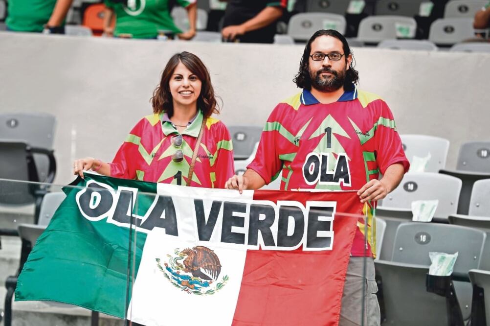 Aficionados tricolores no se reprimirán en Kazán. (EDUARDO VERDUGO. AP)