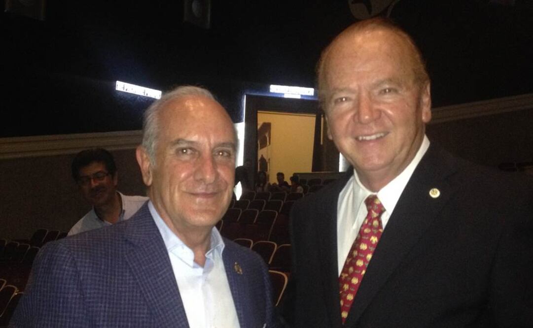 En la imagen, el alcalde priísta de Orizaba, Juan Manuel Díez, y el ex funcionario federal panista Francisco Ávila Camberos, promotores de rendir homenaje a Porfirio Díaz (Foto: Edgar Ávila / EL UNIVERSAL)