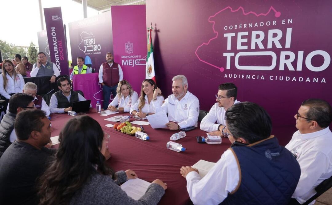 Tiende puentes con pueblos indígenas; Bedolla escucha y atiende demandas en Salvador Escalante. Foto: Especial