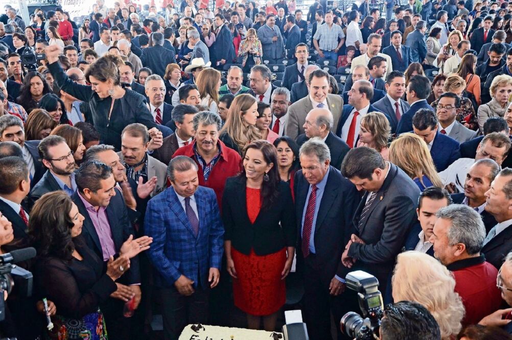 La Plaza Juárez de Metepec fue la localidad escogida por la priísta para dar a conocer las acciones que ha realizado. César Camacho, Arturo Montiel, Alfredo del Mazo, y el dirigente estatal del PAN Óscar Sánchez, la acompañaron (JORGE ALVARADO)