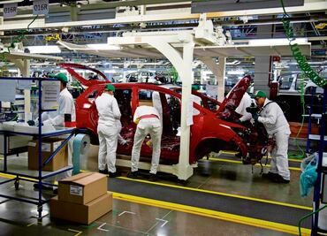 Producción automotriz retrocede 3.7% en octubre