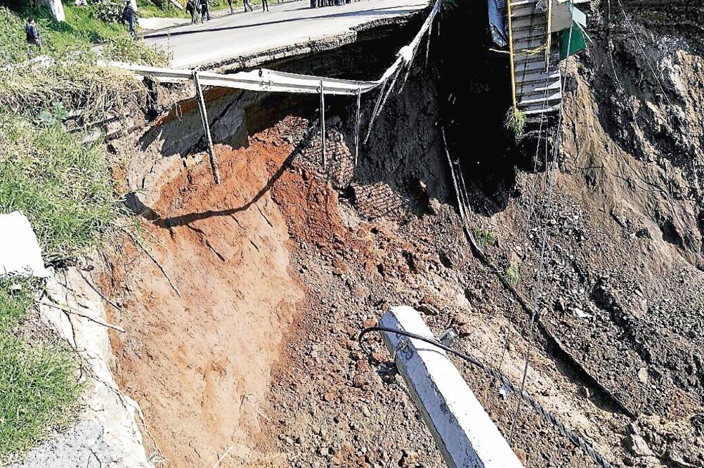 Un puente peatonal, cinco postes de luz y parte de la vialidad colapsaron por el derrumbe. Vecinos exigen se reponga la estructura pues es usado por estudiantes ya que cerca del sitio hay una escuela (ESPECIAL)