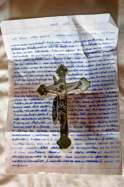 En el inmueble ubicado en las Cabañas La Loma se encontraron diversos textos escritos a mano. Foto: Valente Rosas / EL UNIVERSAL