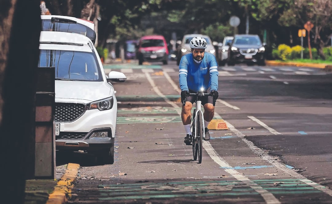 A lo largo de la ciclovía se notan marcas de los confinadores removidos además de la invasión de autos, lo que genera inseguridad en ciclistas. Foto: Diego Simón Sánchez/ EL UNIVERSAL