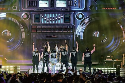 Matute revive los 80 entre baile y lluvia