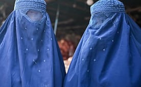 Hombres protestan en Afganistán contra restricciones a las mujeres; talibanes defienden su actuación y piden respetar ley islámica