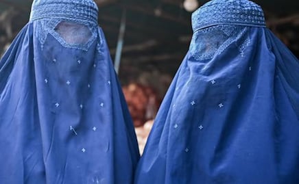 Hombres protestan en Afganistán contra restricciones a las mujeres; talibanes defienden su actuación y piden respetar ley islámica