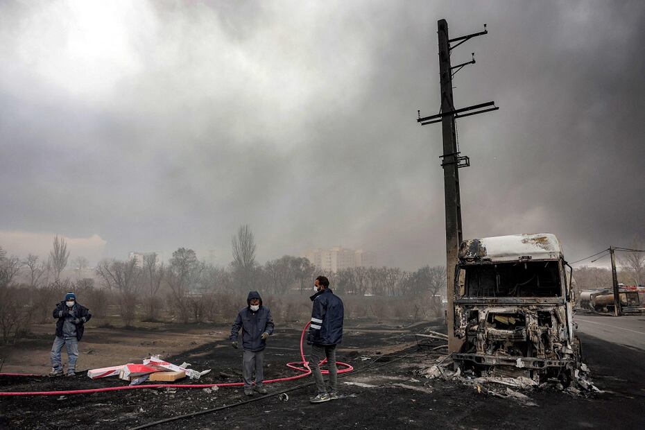 Un elemento de la defensa civil iraní observa la nube tóxica que han dejado en Teherán los ataques israelíes contra depósitos de combustible. FOTO: AFP