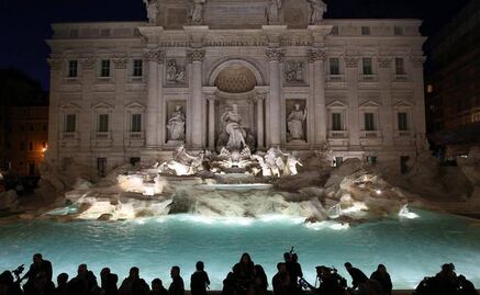 Hombre nada desnudo en la Fontana de Trevi