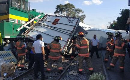 Tren en Ecatepec embiste a tráiler que transportaba jabón
