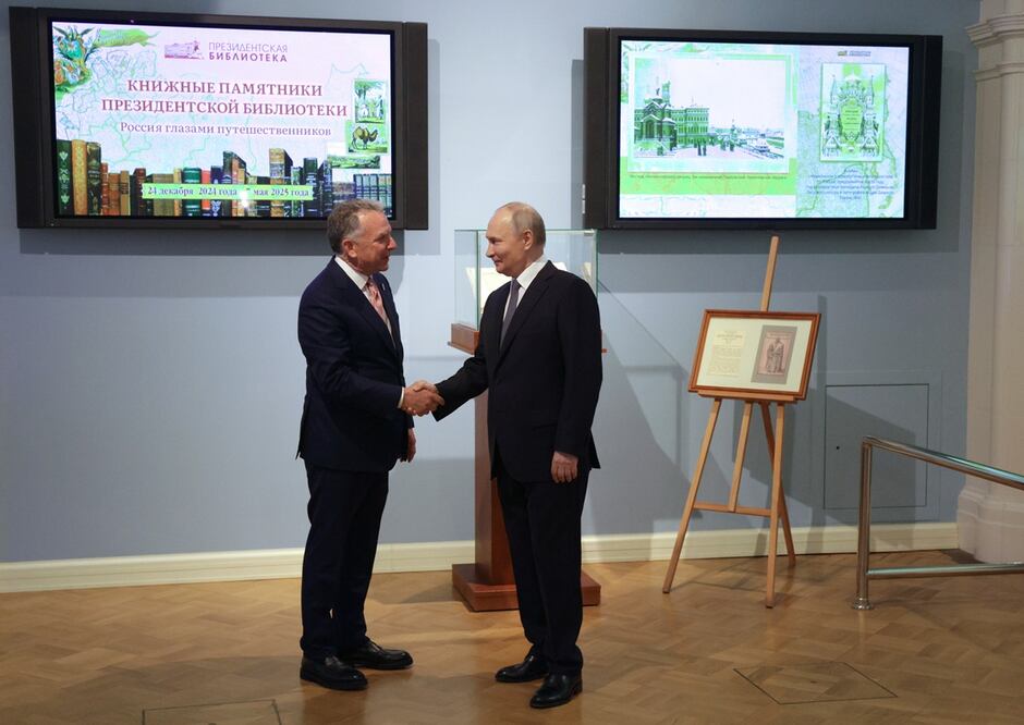 El presidente ruso, Vladimir Putin, estrecha la mano del enviado especial de Estados Unidos para Medio Oriente, Steve Witkoff (izq.), durante una reunión en San Petersburgo. Foto: EFE