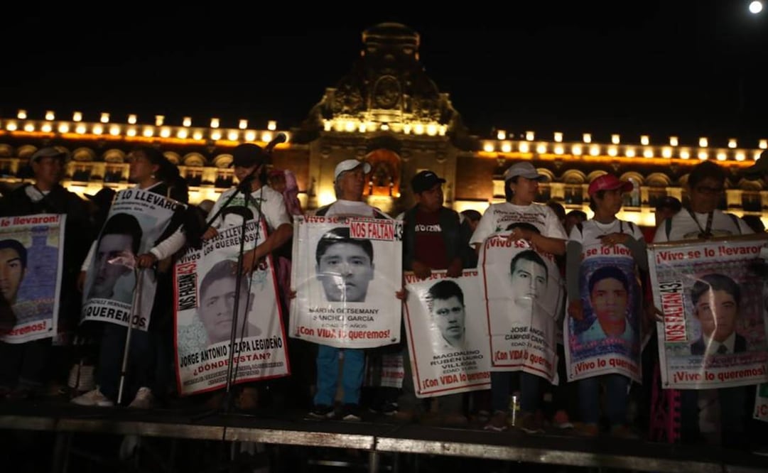 Padres de los 43 normalistas desaparecidos en el Zócalo / Foto: Valente Rosas. EL UNIVERSAL