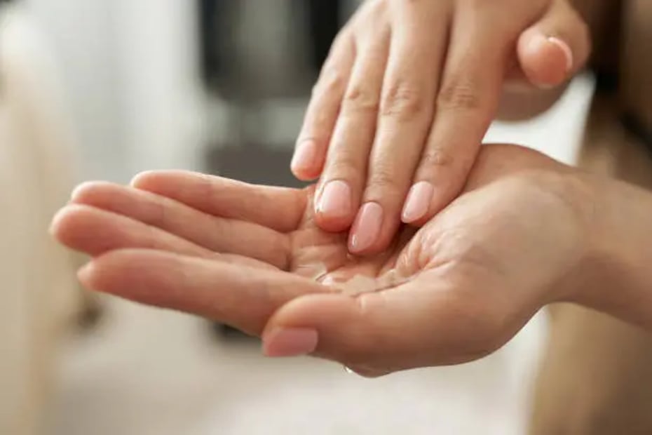 Aplica la esencia en el rostro con tus manos depués del tónico y antes de la crema. Foto: Unsplash