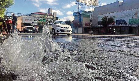 Tubería rota en Ramal Los Reyes afecta suministro de agua potable a 33 colonias de Tultepec, Edomex