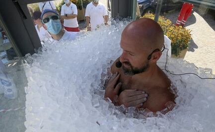 Hombre en Austria pasa dos horas y media cubierto de cubos de hielo para romper récord