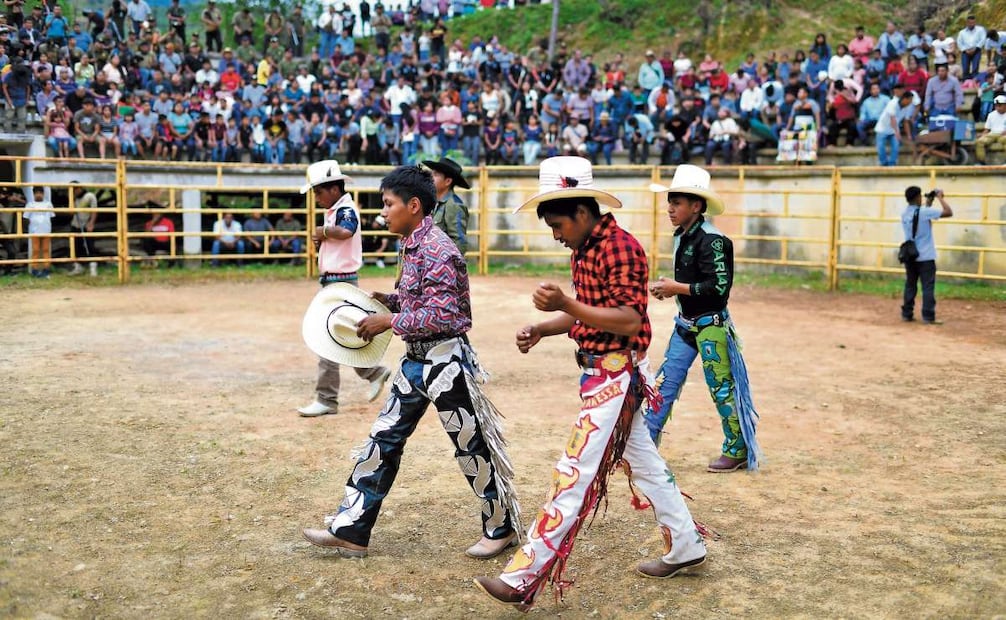 Muchos de los jinetes son menores de edad que sortean los peligros de la monta de toros. FOTO: SALVADOR CISNEROS SILVA/EL UNIVERSAL