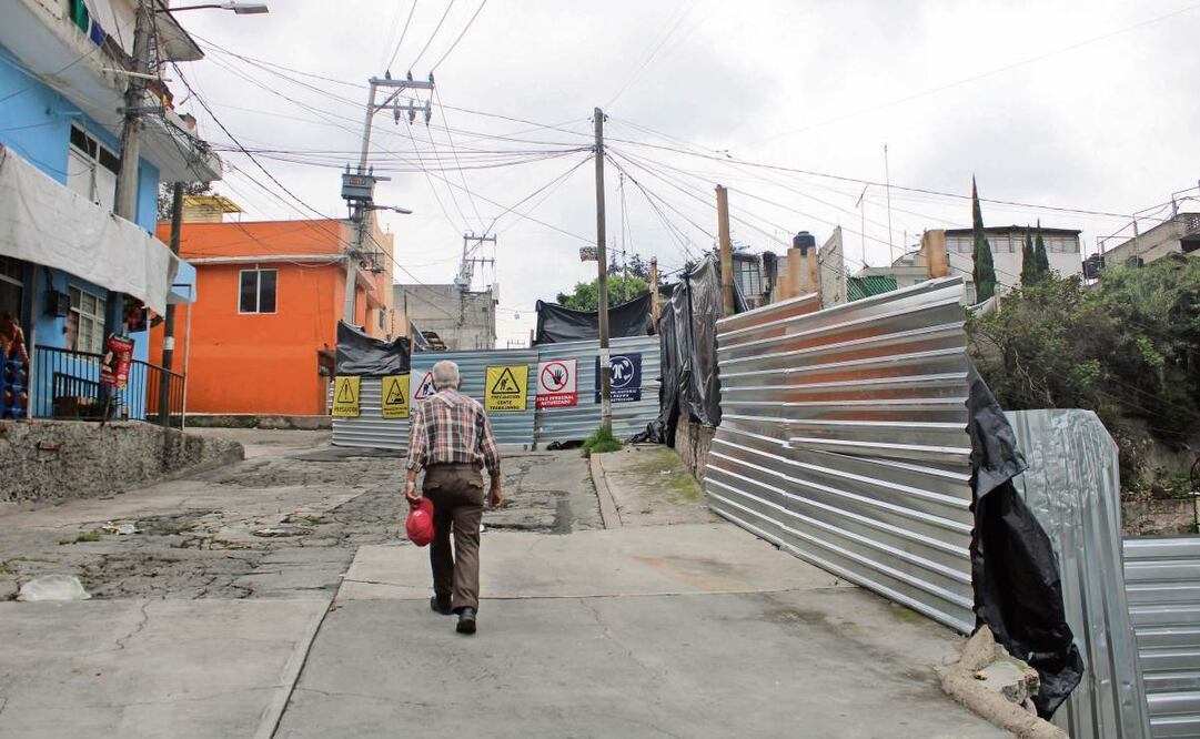 Datos de autoridades de Naucalpan aseguran que el edificio demolido en la calle Sierra Leona fue construido de forma irregular sobre una zona de relleno, situación que comparten otras viviendas cercanas. Foto: Darío Luna / EL UNIVERSAL