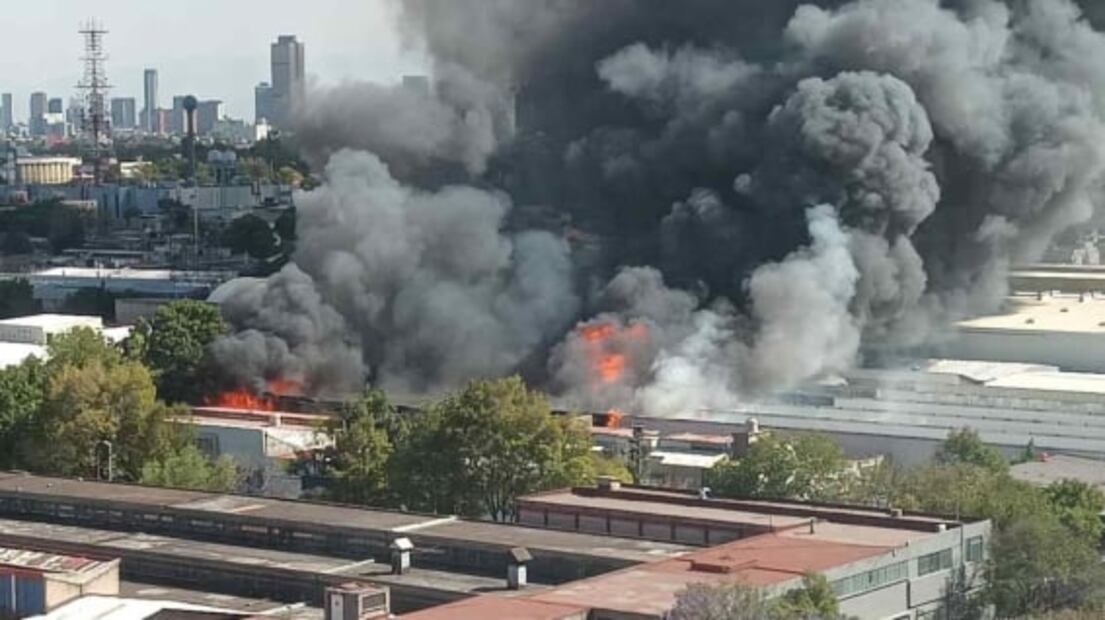VIDEO: Reportan fuerte incendio en una fábrica de muebles Azcapotzalco  