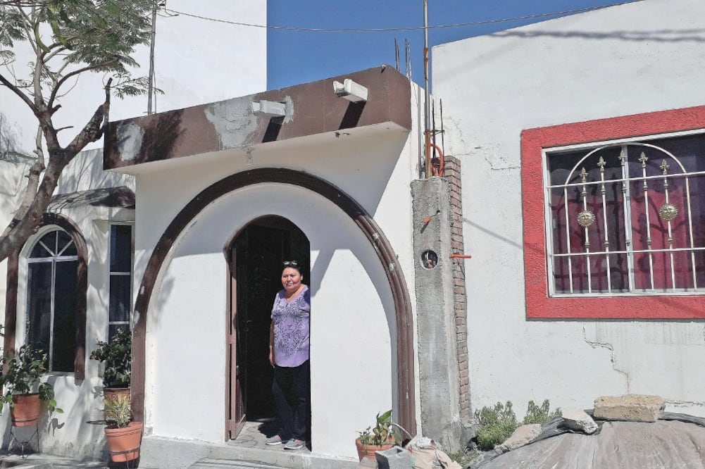 Isabel Noyola dice que no se niega a pagar el crédito del Infonavir; sin embargo, asegura que con lo que les dio ya le salen debiendo. (FOTOS: EMILIO VÁSQUEZ. EL UNIVERSAL)