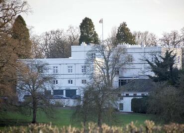 ¿Amarga coronación? El rey Carlos III, furioso con su hermano, el príncipe Andrés