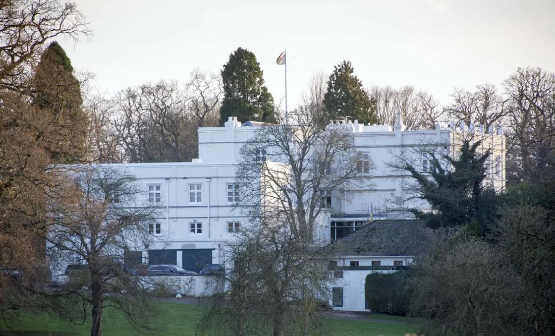 Royal Lodge, la casa donde vive el príncipe Andrés y que el rey Carlos quiere que desaloje. FOTO: ESPECIAL
