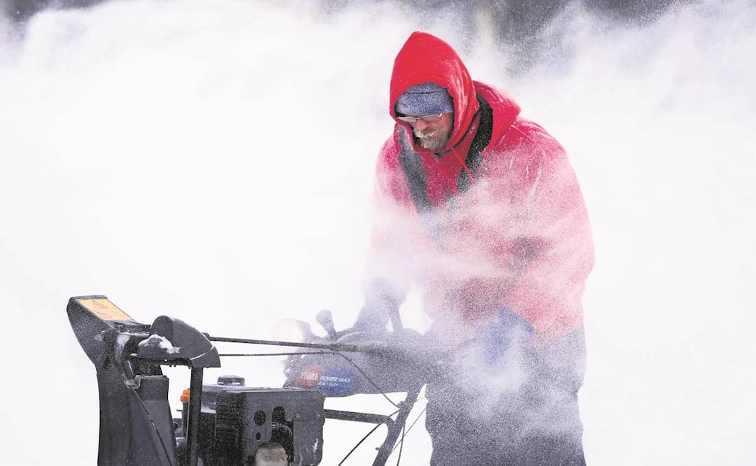 Mark Sorter limpia la nieve de una pista de patinaje sobre hielo en el centro de la ciudad, en Des Moines, Iowa. Foto: Charlie Neibergall/ AP