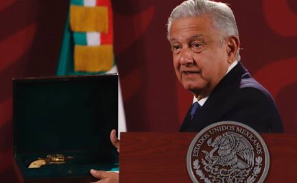 AMLO muestra pistola de Francisco Villa que Díaz-Canel devolvió a México