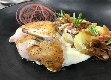 Pollo con papas, cebolla caramelizada con tocino y salsa de queso gorgonzola